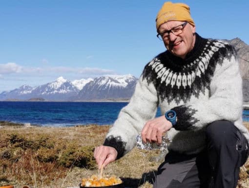 Jan Nilsen lager mat ved fjorden